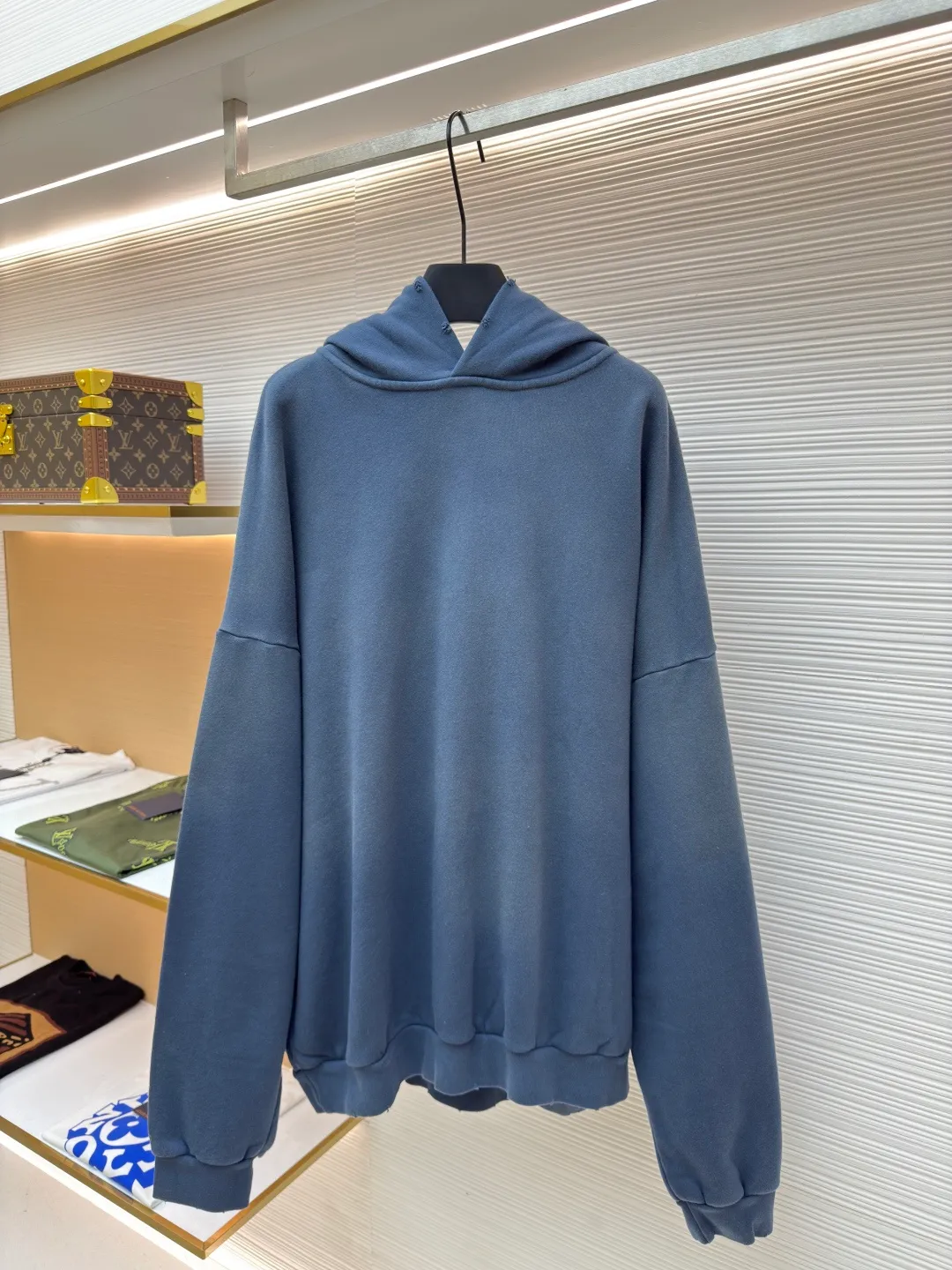 Acne Studios 1996 distressed printed hooded sweatshirt ●Authentic product: Purchased and developed by 3259 ●Item number: 1680619-A85 ●Fabric: pure cotton fabric ●Technology: printing production ●Version: loose fit ●Weight: about 1030 grams ●Size: S-M-L-XL ●Description: The fabric is made of custom-made pure cotton, washed with distressed and dirty gradient techniques, printed on the back, and the overall wiring is straight and delicate. The fabric is comfortable and soft, with consistent colors and no color difference. It can be matched with the same style to create a fashionable look and control various occasions. Customized accessories, complete with three standards, same style for men and women!